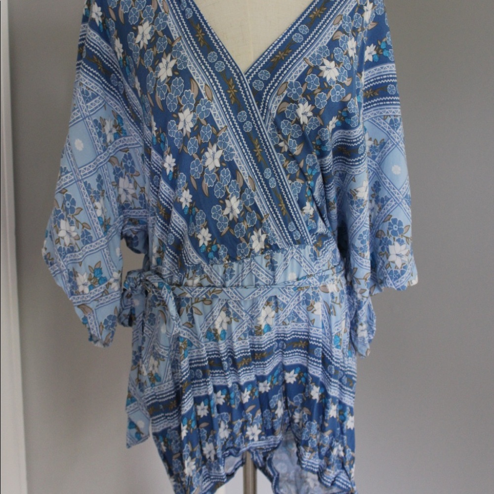 Lulu’s Dominica Blue Floral Print Surplice Romper, size Large